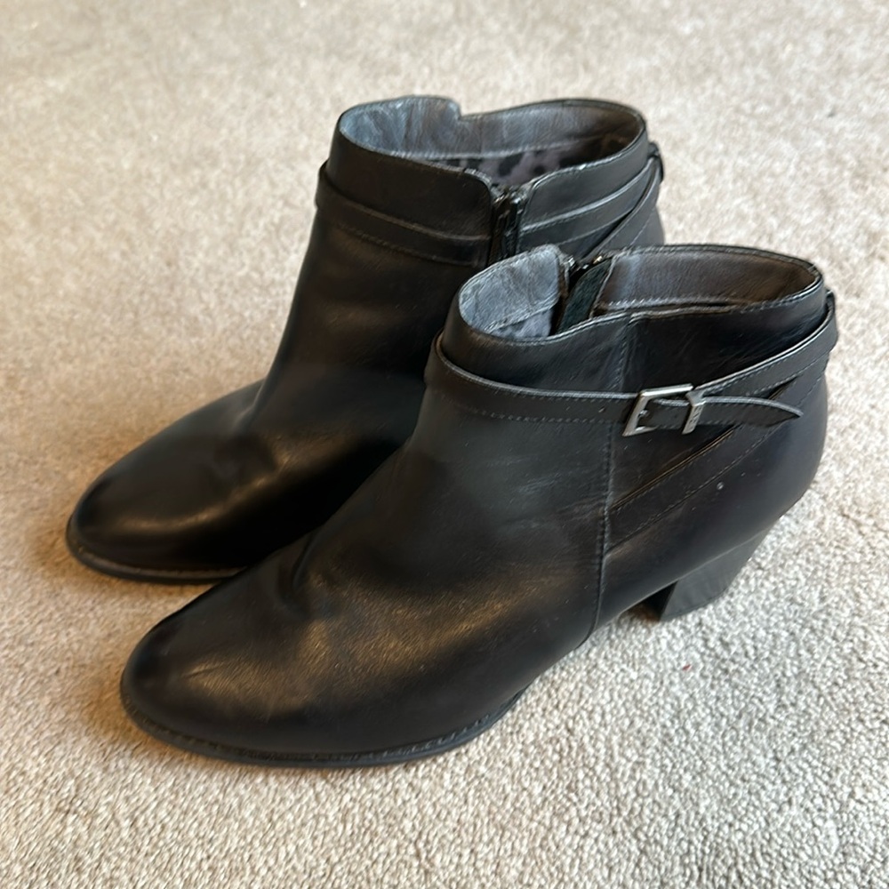 Vionic boots size 11